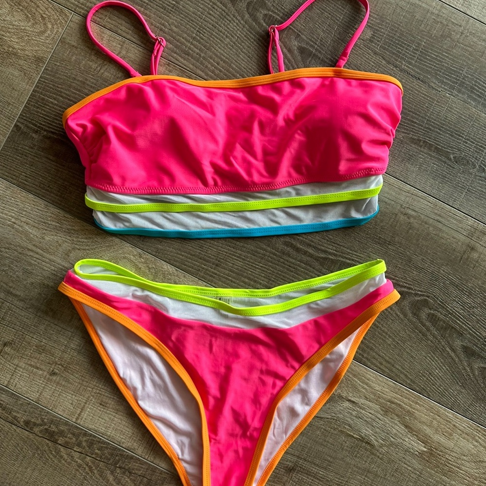 Women’s size large-fits true!